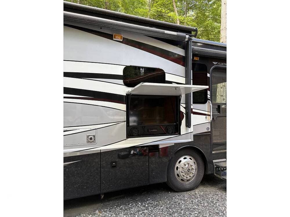 2016 Fleetwood Pace Arrow LXE 38K - Used Diesel Pusher For Sale by Pop RVs in Lansing, North Carolina features Slideout, Generator, Awning, Leveling Jacks, Air Conditioning