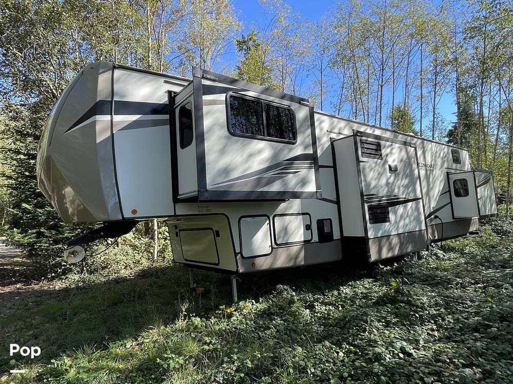 2022 Forest River Heritage Glen 378FL - Used Fifth Wheel For Sale by Pop RVs in Kelso, Washington features Leveling Jacks, Slideout, Air Conditioning, Awning