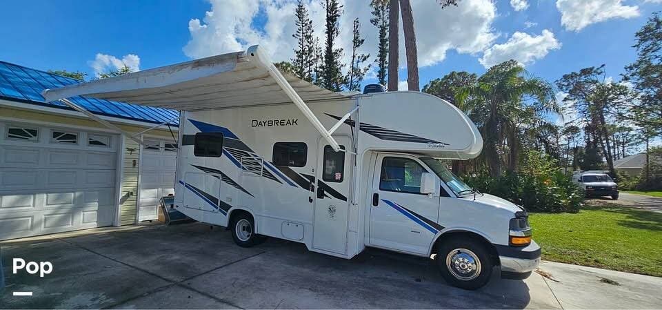 2020 Thor Motor Coach Daybreak 22GO - Used Class C For Sale by Pop RVs in Venice, Florida features Air Conditioning, Generator, Awning