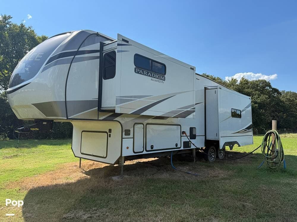2021 Alliance RV Paradigm 340RL - Used Fifth Wheel For Sale by Pop RVs in Canton, Texas features Slideout, Air Conditioning, Awning, Leveling Jacks
