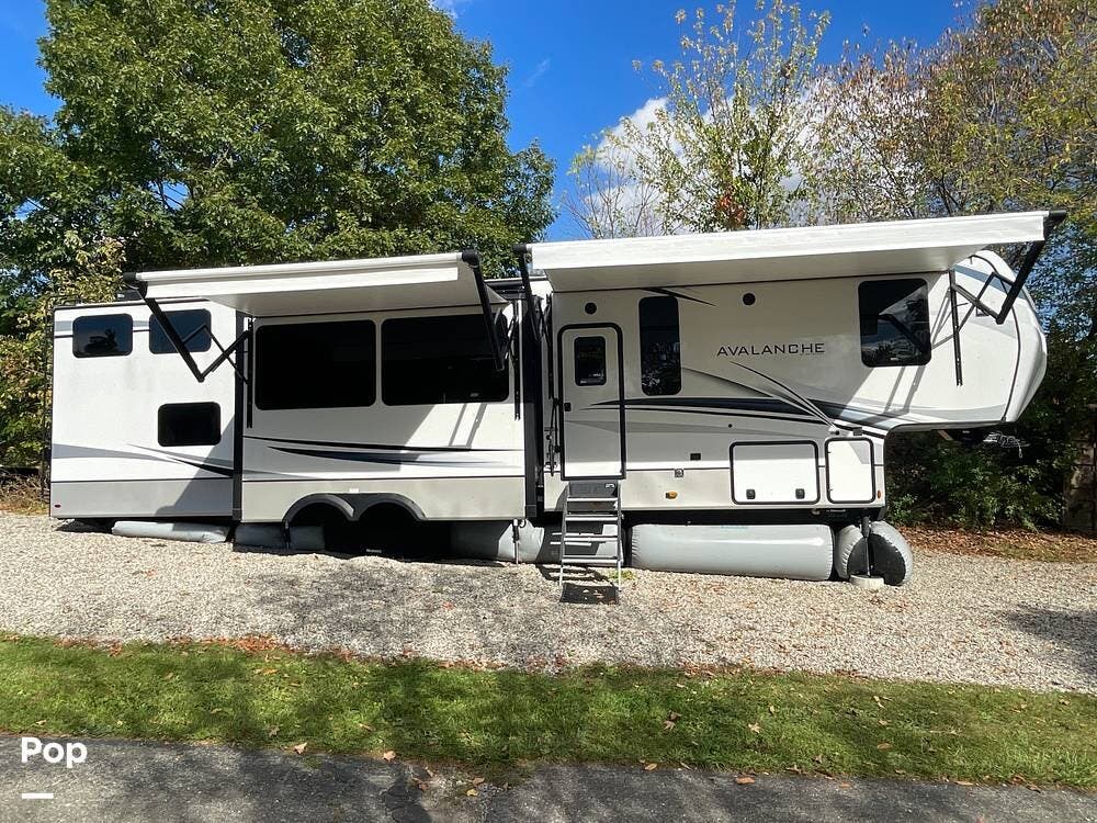 2022 Keystone Avalanche 390DS - Used Fifth Wheel For Sale by Pop RVs in Washington Township, Michigan features Generator, Air Conditioning, Leveling Jacks, Slideout, Awning