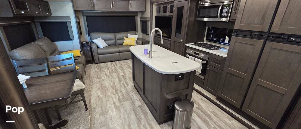 2021 Grand Design Reflection 303RLS - Used Fifth Wheel For Sale by Pop RVs in Terrell, Texas features Slideout, Awning, Leveling Jacks, Air Conditioning