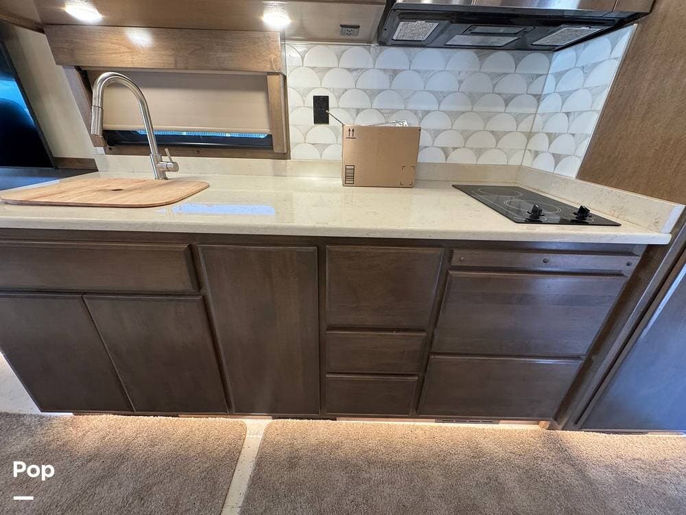 2024 Show Hauler 35KQSSL - Used Super C For Sale by Pop RVs in Westwego, Louisiana features Generator, Leveling Jacks, Awning, Slideout, Air Conditioning