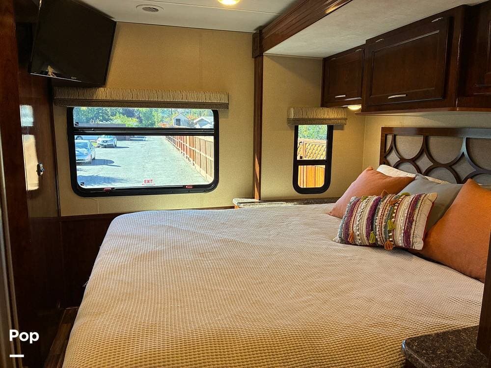2017 Coachmen Pursuit 32WC - Used Class A For Sale by Pop RVs in Concord, California features Generator, Slideout, Air Conditioning, Leveling Jacks, Awning