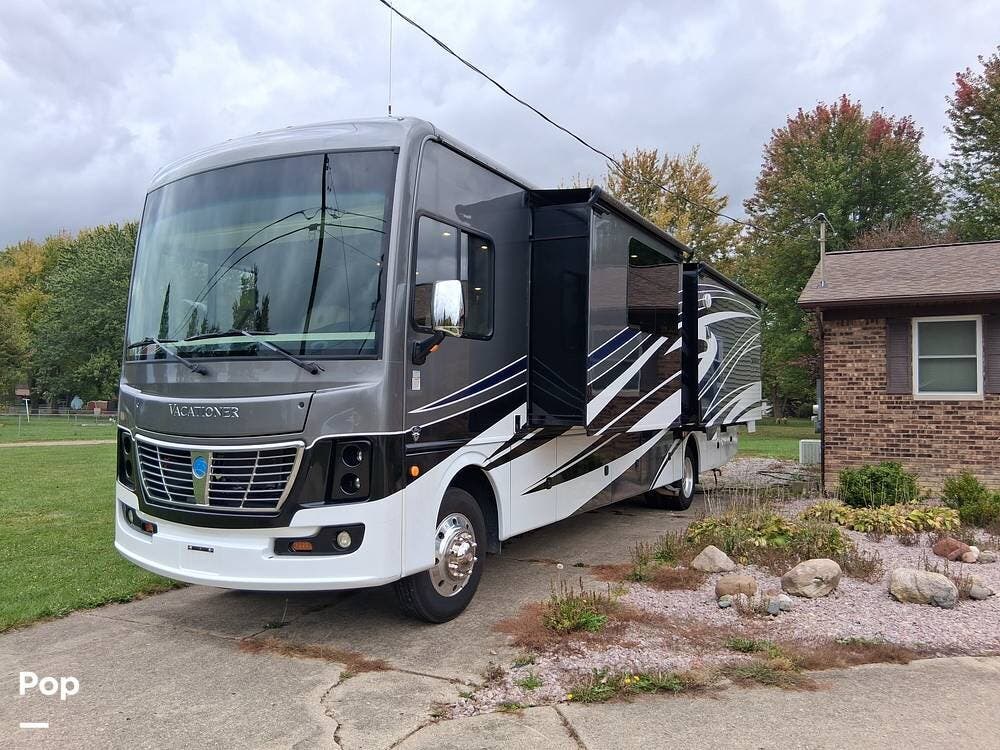 2021 Holiday Rambler Vacationer 35P - Used Class A For Sale by Pop RVs in Davison, Michigan features Generator, Slideout, Air Conditioning, Leveling Jacks, Awning