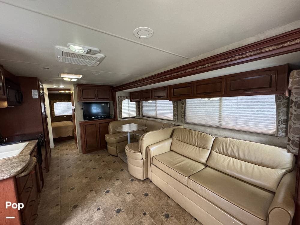 2012 Thor Motor Coach Hurricane 32A - Used Class A For Sale by Pop RVs in Panorama City, California features Generator, Air Conditioning, Awning, Leveling Jacks, Slideout