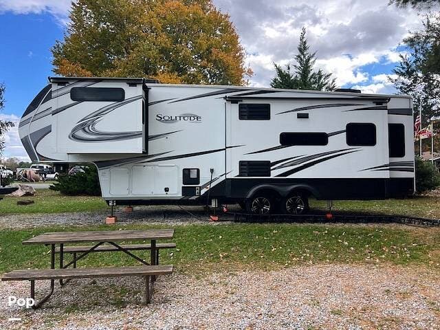 2022 Grand Design Solitude 310GK - Used Fifth Wheel For Sale by Pop RVs in Woodbine, Maryland features Air Conditioning, Slideout