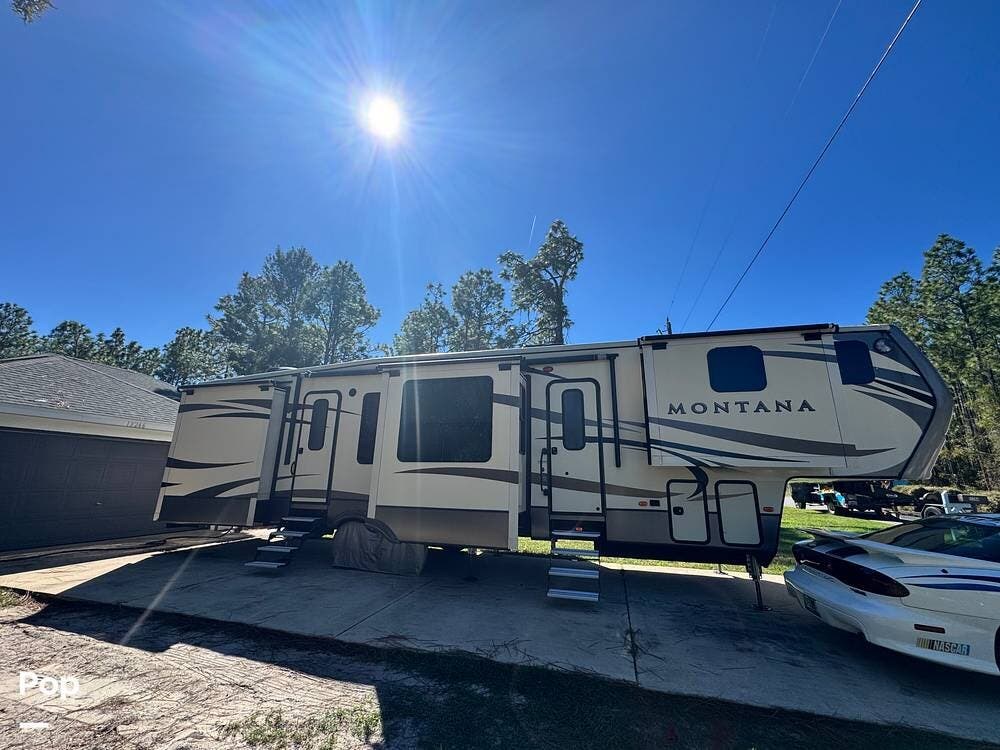 2016 Keystone Montana 3820FK - Used Fifth Wheel For Sale by Pop RVs in Ocala, Florida features Awning, Slideout, Air Conditioning, Leveling Jacks