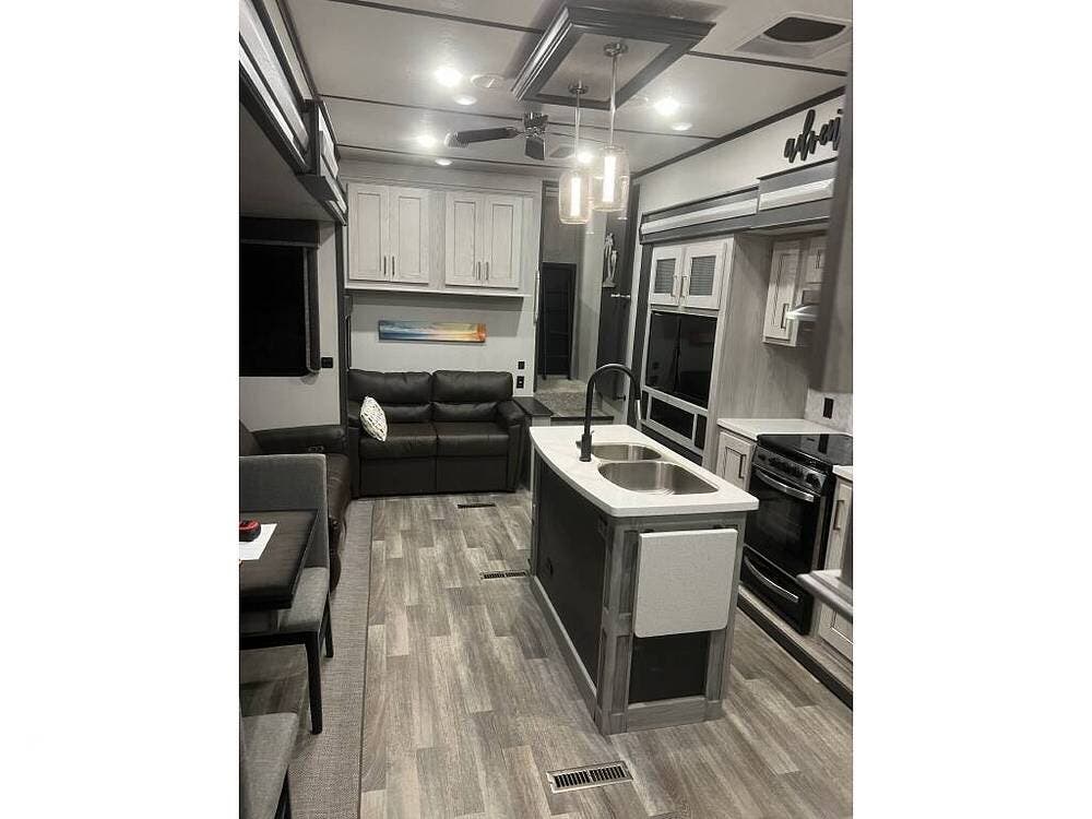 2021 Keystone Montana High Country 351BH - Used Fifth Wheel For Sale by Pop RVs in Orange City, Florida features Air Conditioning, Awning, Leveling Jacks, Slideout