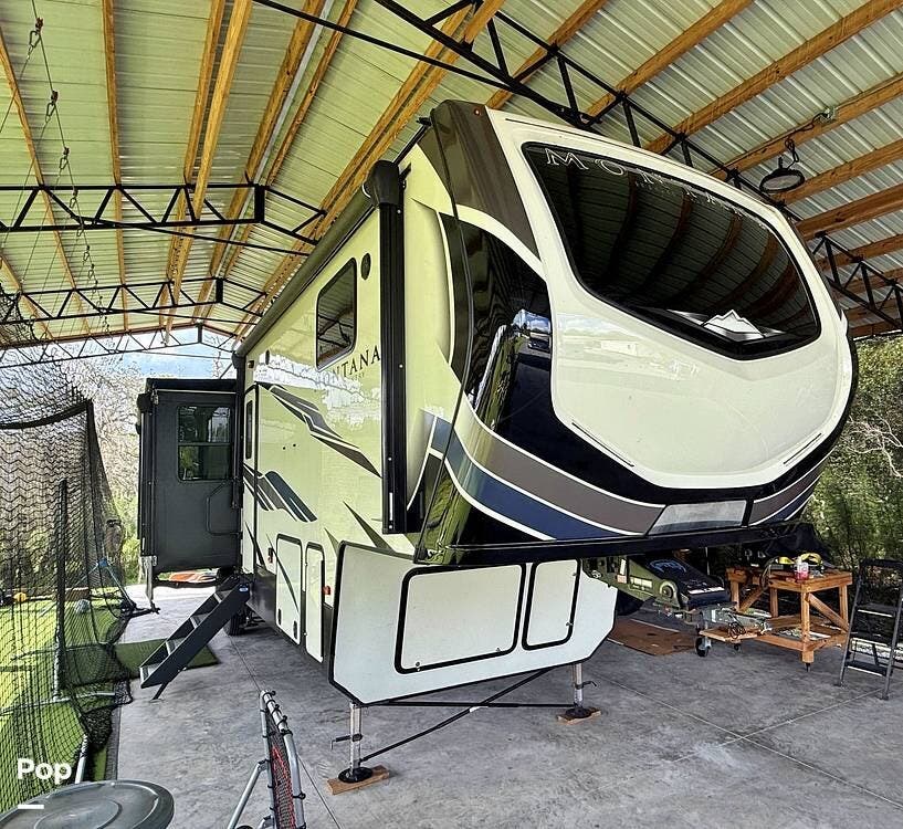 2021 Keystone Montana High Country 351BH - Used Fifth Wheel For Sale by Pop RVs in Orange City, Florida features Leveling Jacks, Awning, Air Conditioning, Slideout
