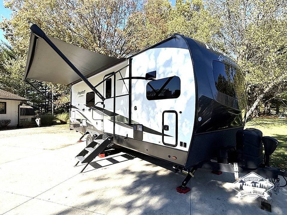 2023 Forest River Flagstaff 826MBR - Used Travel Trailer For Sale by Pop RVs in Westerville, Ohio features Slideout, Awning, Air Conditioning