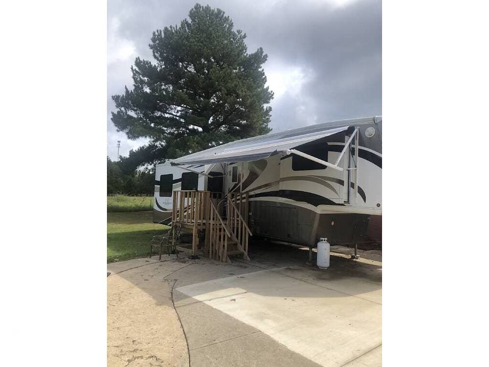 2011 DRV Mobile Suites 38RSSB3 - Used Fifth Wheel For Sale by Pop RVs in Lavaca, Arkansas features Slideout, Air Conditioning, Awning, Leveling Jacks