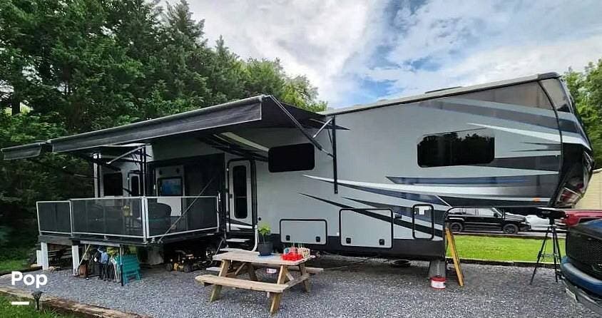 2018 Jayco Seismic 4113 - Used Toy Hauler For Sale by Pop RVs in Jamestown, Tennessee features Leveling Jacks, Slideout, Awning, Air Conditioning, Generator