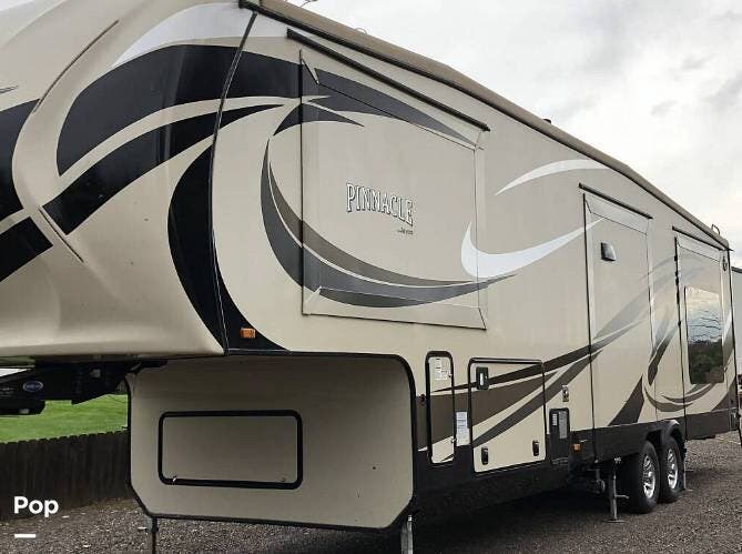 2015 Jayco Pinnacle 36REQS - Used Fifth Wheel For Sale by Pop RVs in Weldona, Colorado features Slideout, Air Conditioning, Awning