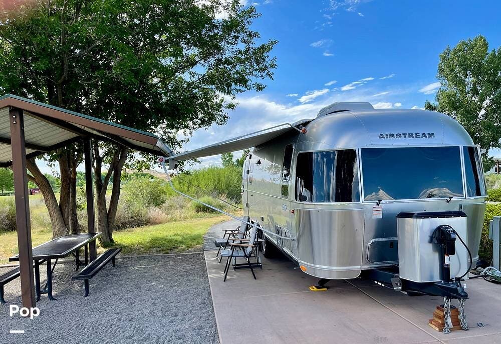 2022 Airstream Flying Cloud 25FB Twin - Used Travel Trailer For Sale by Pop RVs in Snohomish, Washington features Awning, Air Conditioning