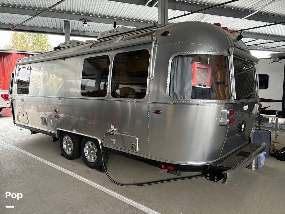 2022 Airstream Flying Cloud 25FB Twin - Used Travel Trailer For Sale by Pop RVs in Snohomish, Washington features Air Conditioning, Awning