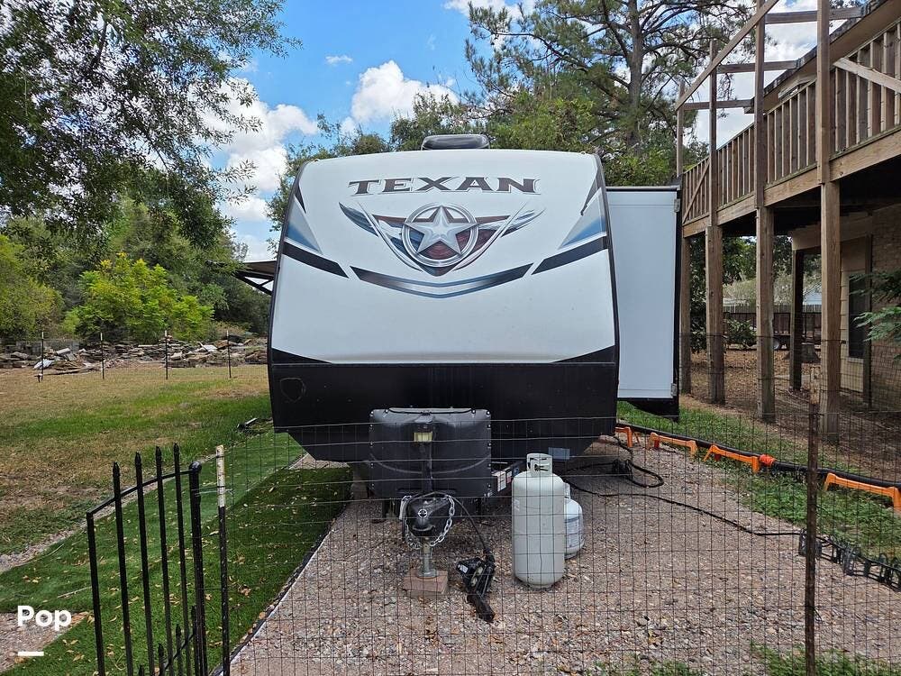 2021 CrossRoads Texan 34RE - Used Travel Trailer For Sale by Pop RVs in Richmond, Texas features Leveling Jacks, Slideout, Air Conditioning, Awning