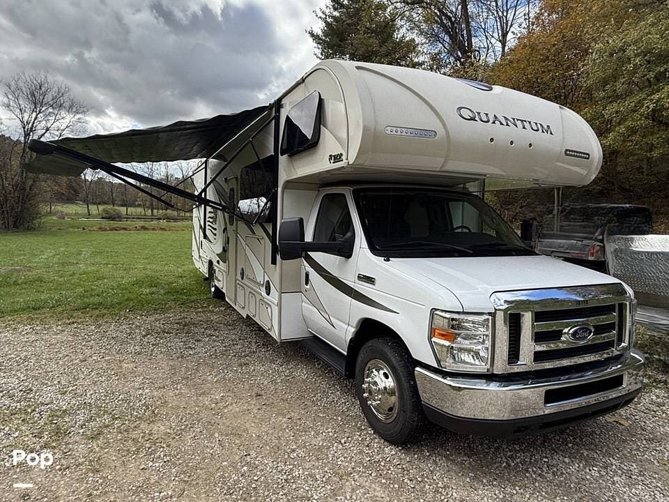 2017 Thor Motor Coach Quantum WS31 - Used Class C For Sale by Pop RVs in Lancaster, Ohio features Air Conditioning, Leveling Jacks, Awning, Slideout, Generator
