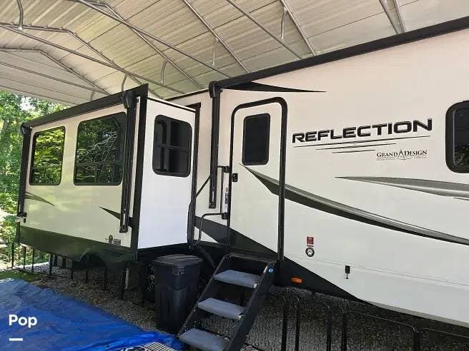 2024 Grand Design Reflection 315RLTS - Used Travel Trailer For Sale by Pop RVs in Higden, Arkansas features Leveling Jacks, Slideout, Awning, Air Conditioning