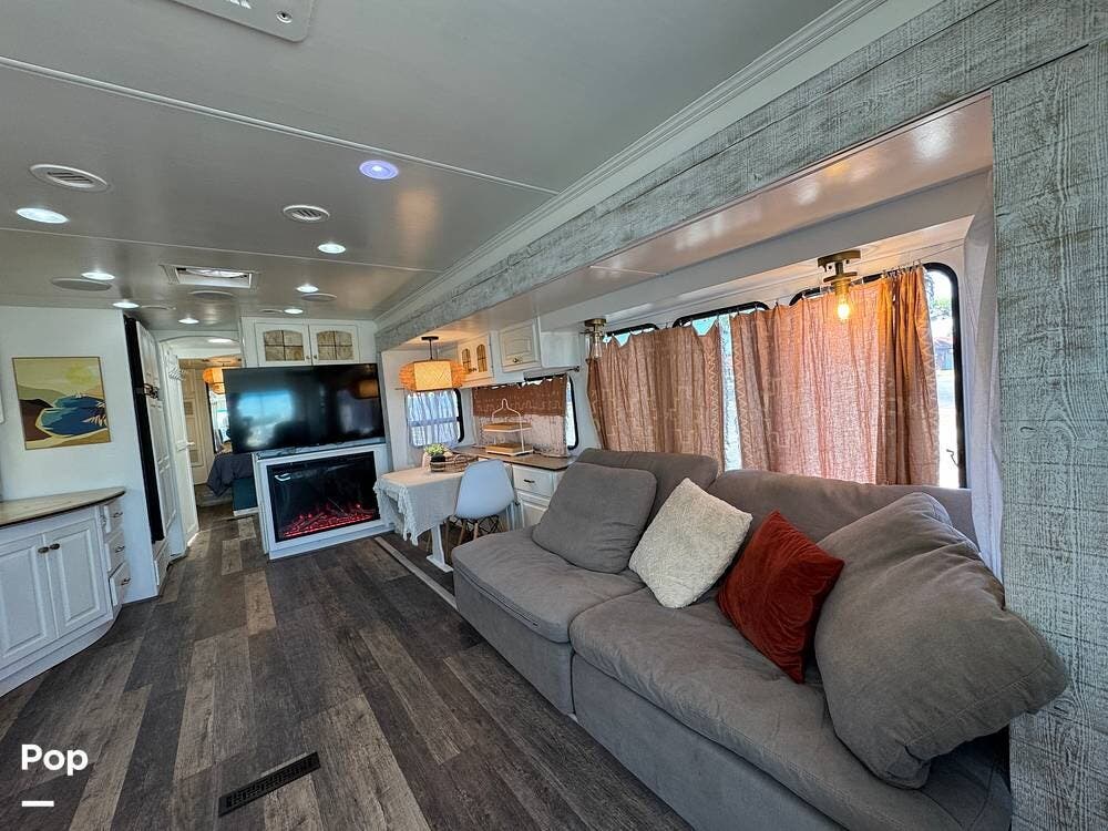 2008 Damon Tuscany 4072 - Used Diesel Pusher For Sale by Pop RVs in Huntington Beach, California features Air Conditioning, Leveling Jacks, Generator, Slideout