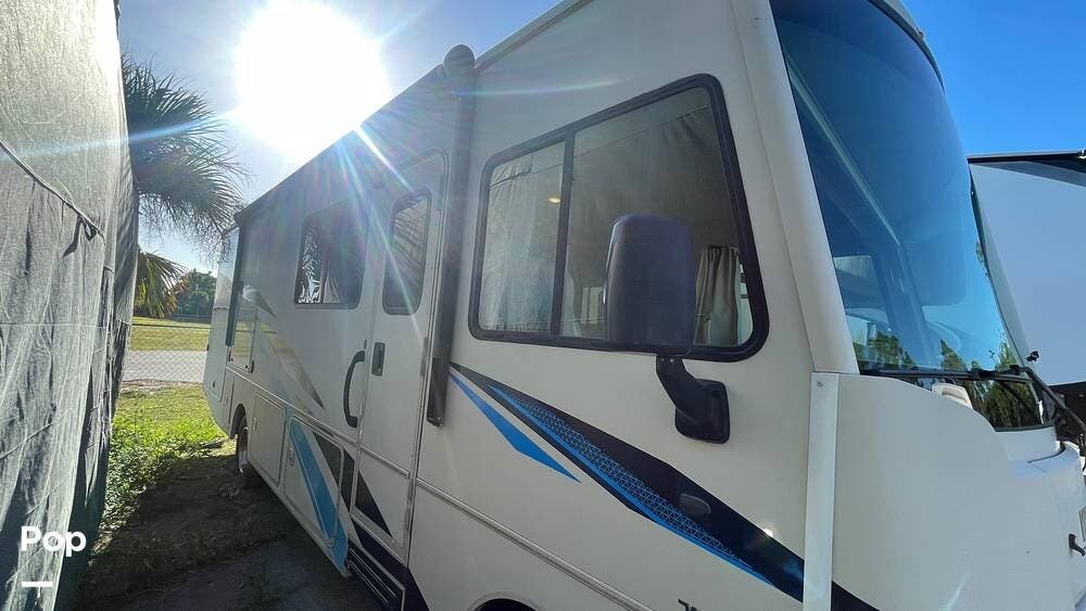 2019 Winnebago Sunstar 29VE - Used Class A For Sale by Pop RVs in Cape Coral, Florida features Generator, Leveling Jacks, Slideout, Awning, Air Conditioning