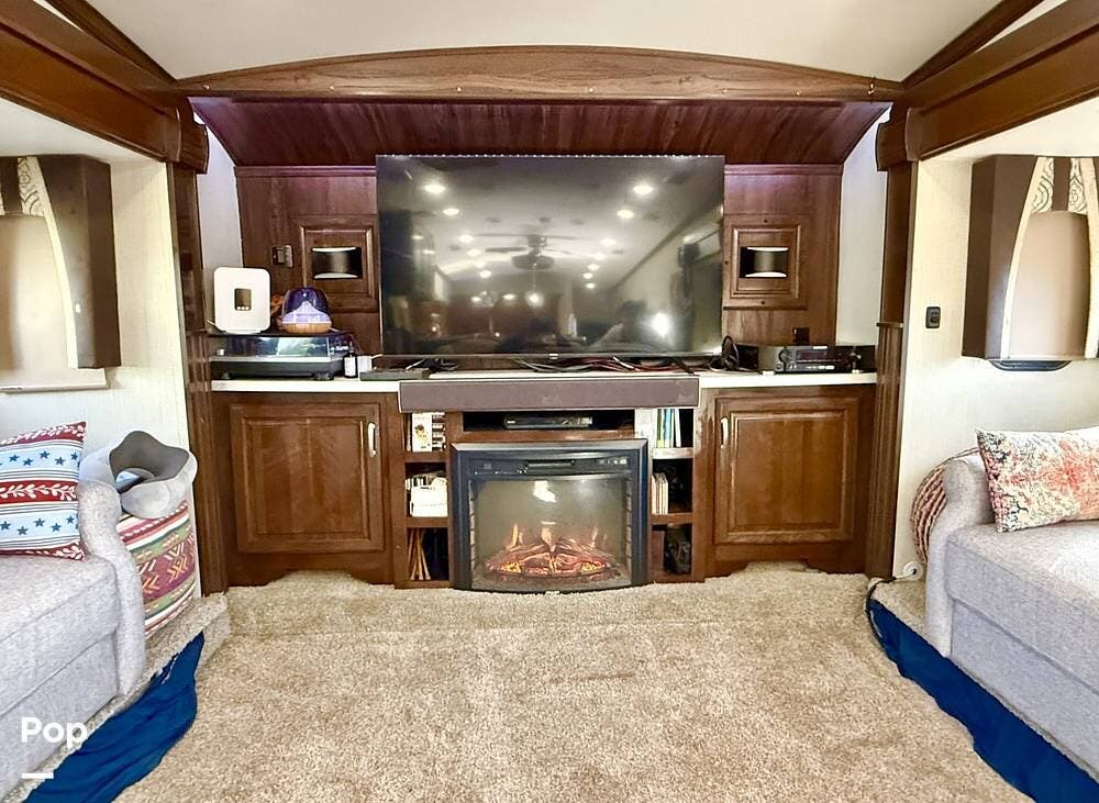 2018 Forest River Cardinal 3825FL - Used Fifth Wheel For Sale by Pop RVs in Elma, Washington features Leveling Jacks, Awning, Air Conditioning, Slideout
