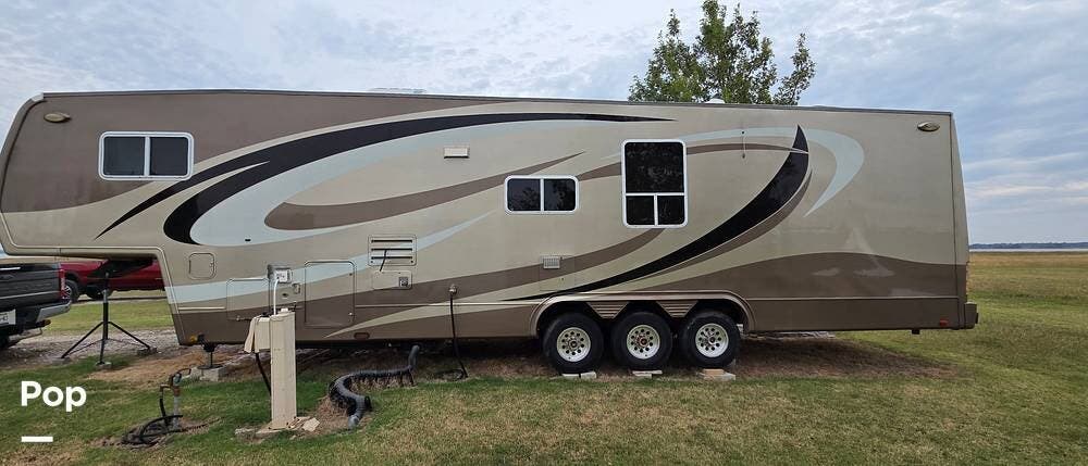 2011 New Horizons Motomover F39TYSS - Used Toy Hauler For Sale by Pop RVs in Whitesboro, Texas features Awning, Slideout, Air Conditioning