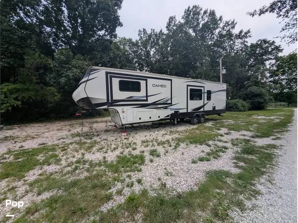 2021 CrossRoads Cameo 3975CK - Used Fifth Wheel For Sale by Pop RVs in Defiance, Missouri features Slideout, Awning, Air Conditioning, Leveling Jacks