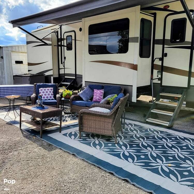 2018 Keystone Montana 3820FK - Used Fifth Wheel For Sale by Pop RVs in Knoxville, Tennessee features Air Conditioning, Awning, Leveling Jacks, Slideout
