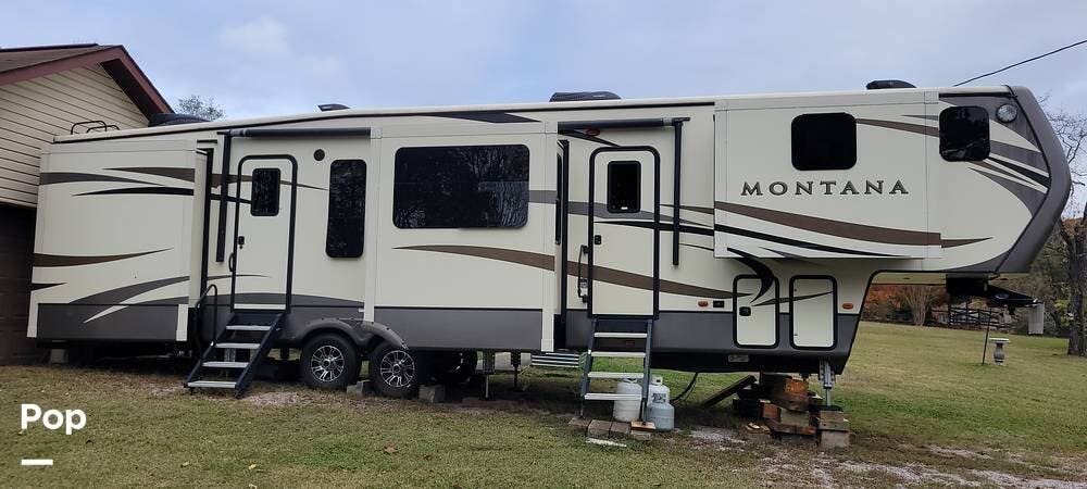 2018 Keystone Montana 3820FK - Used Fifth Wheel For Sale by Pop RVs in Knoxville, Tennessee features Slideout, Air Conditioning, Leveling Jacks, Awning