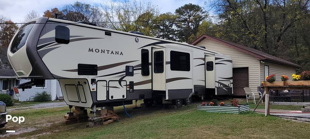 2018 Keystone Montana 3820FK - Used Fifth Wheel For Sale by Pop RVs in Knoxville, Tennessee features Awning, Slideout, Leveling Jacks, Air Conditioning