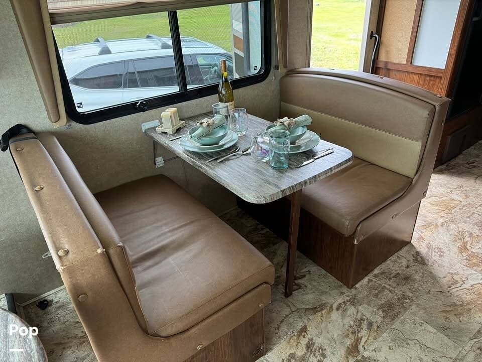 2016 Coachmen Pursuit 33BH - Used Class A For Sale by Pop RVs in Kalispell, Montana features Air Conditioning, Generator, Awning, Slideout, Leveling Jacks