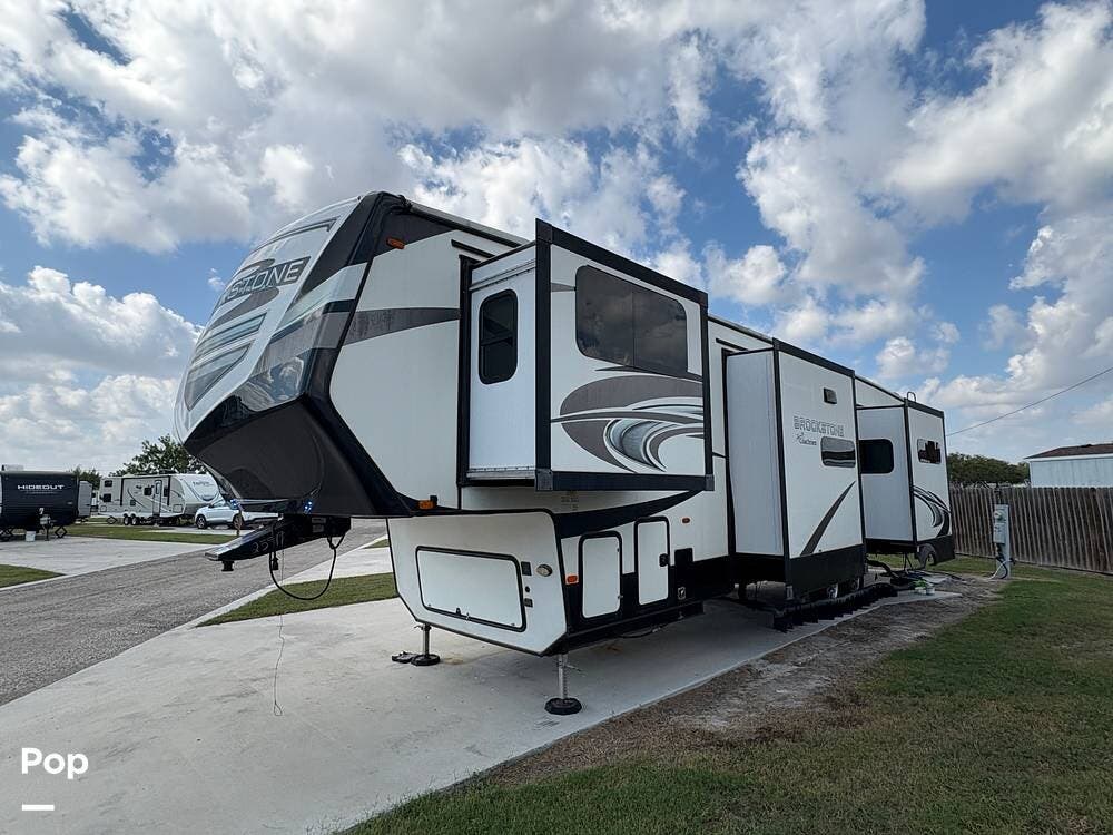 2021 Coachmen Brookstone 344FL - Used Fifth Wheel For Sale by Pop RVs in College Station, Texas features Leveling Jacks, Slideout, Air Conditioning