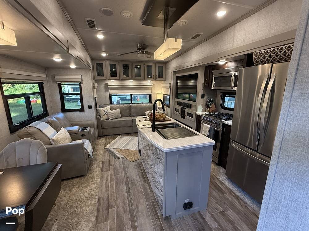 2021 Palomino Columbus 382FB - Used Fifth Wheel For Sale by Pop RVs in Chesapeake, Virginia features Leveling Jacks, Slideout, Air Conditioning, Awning
