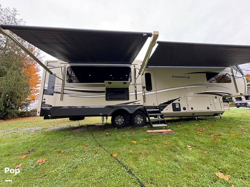 2023 Jayco Pinnacle 36SSWS - Used Fifth Wheel For Sale by Pop RVs in Lake Stevens, Washington features Leveling Jacks, Air Conditioning, Slideout, Awning, Generator