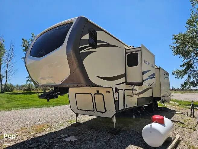 2018 Keystone Montana 3921FB - Used Fifth Wheel For Sale by Pop RVs in Canton, Mississippi features Slideout, Leveling Jacks, Awning, Air Conditioning