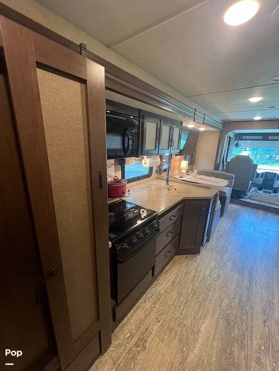 2018 Thor Motor Coach Hurricane 34J - Used Class A For Sale by Pop RVs in Fulton, Mississippi features Slideout
