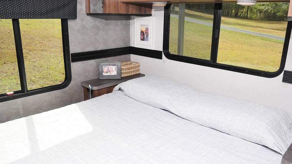 2021 Forest River Forester LE 3251DS - Used Class C For Sale by Pop RVs in West Blocton, Alabama features Slideout, Generator, Air Conditioning, Awning, Leveling Jacks