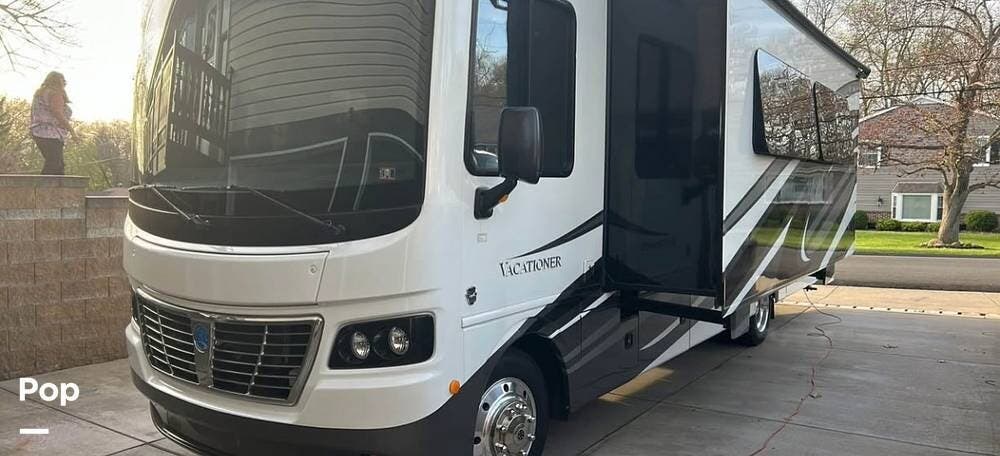 2017 Vacationer 33C by Holiday Rambler from Pop RVs in New Brighton, Pennsylvania