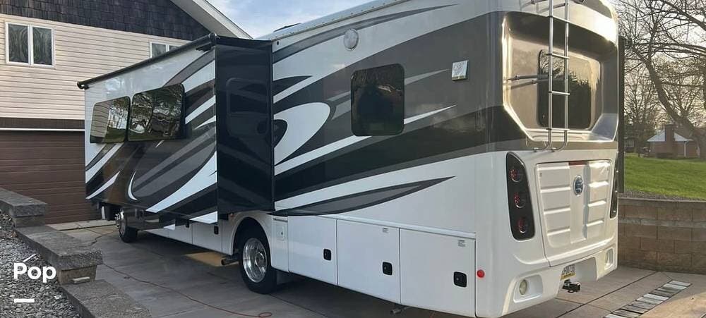 2017 Holiday Rambler Vacationer 33C - Used Class A For Sale by Pop RVs in New Brighton, Pennsylvania features Slideout, Leveling Jacks, Air Conditioning, Awning, Generator