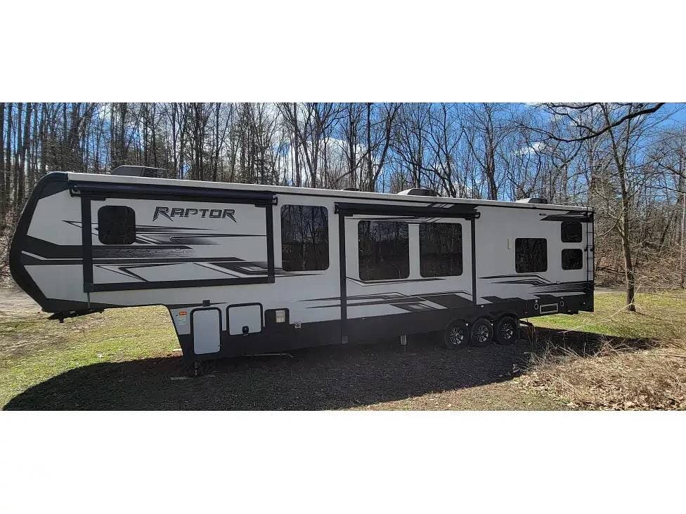 2017 Keystone Raptor 428SP - Used Toy Hauler For Sale by Pop RVs in Tipton, Michigan features Air Conditioning, Leveling Jacks, Awning, Slideout