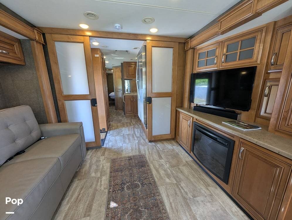 2016 Thor Motor Coach Challenger 37 KT - Used Class A For Sale by Pop RVs in Port Charlotte, Florida features Slideout, Leveling Jacks, Air Conditioning, Generator