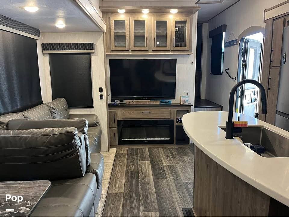 2021 Heartland ElkRidge 38RSRT - Used Fifth Wheel For Sale by Pop RVs in Lufkin, Texas features Air Conditioning, Slideout, Leveling Jacks, Awning