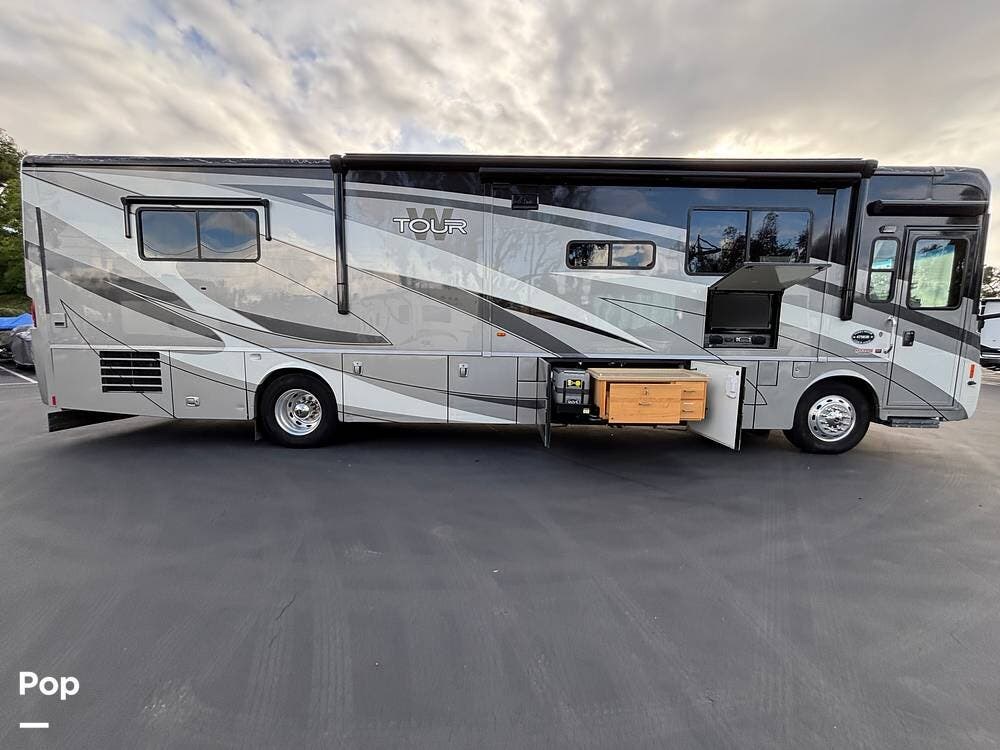 2009 Winnebago Tour 40KD - Used Diesel Pusher For Sale by Pop RVs in Oceanside, California features Air Conditioning, Slideout, Leveling Jacks, Generator, Awning