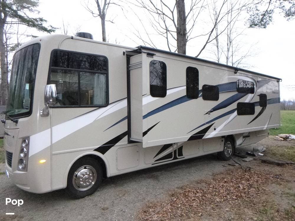 2022 Thor America Freedom Traveler A32 - Used Class A For Sale by Pop RVs in North Conway, New Hampshire features Slideout, Generator, Awning, Air Conditioning, Leveling Jacks