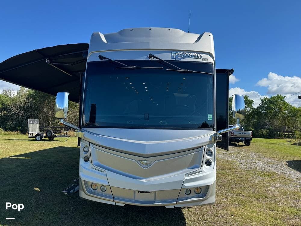 2021 Fleetwood Discovery LXE 44B - Used Diesel Pusher For Sale by Pop RVs in Galliano, Louisiana features Slideout, Generator, Leveling Jacks, Air Conditioning, Awning