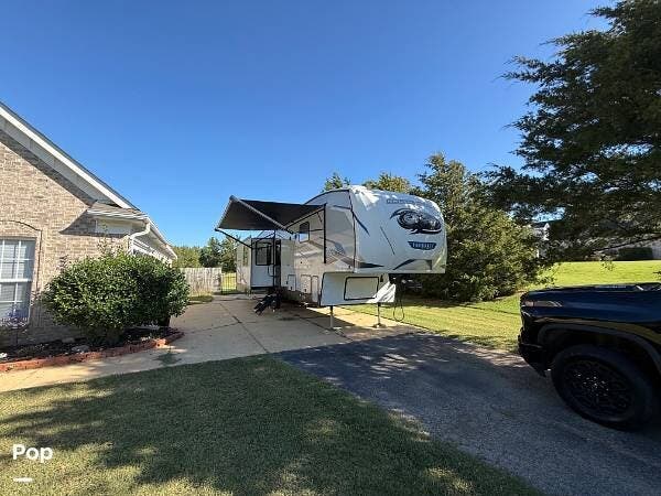 2023 Cherokee Arctic Wolf 3550SUITE - Used Fifth Wheel For Sale by Pop RVs in Byhalia, Mississippi features Slideout, Leveling Jacks, Air Conditioning, Awning