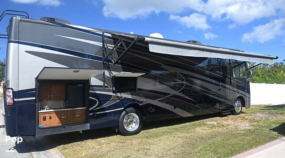 2014 Miramar 34.2 by Thor Motor Coach from Pop RVs in Bradenton, Florida