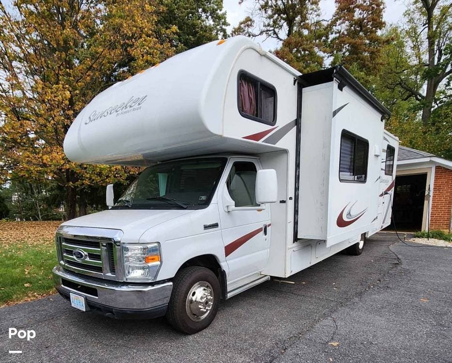 2015 Forest River Sunseeker 3170DS - Used Class C For Sale by Pop RVs in Waynesboro, Pennsylvania features Awning, Air Conditioning, Leveling Jacks, Generator, Slideout