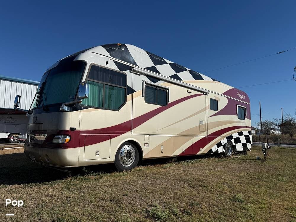 2006 Airstream Skydeck XL XL390 - Used Diesel Pusher For Sale by Pop RVs in Hillsboro, Texas features Awning, Air Conditioning, Slideout, Generator